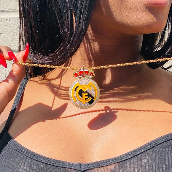 Real Madrid Necklace Soccer Chain and Team Badge Pendant Gift - Picture 4 of 8